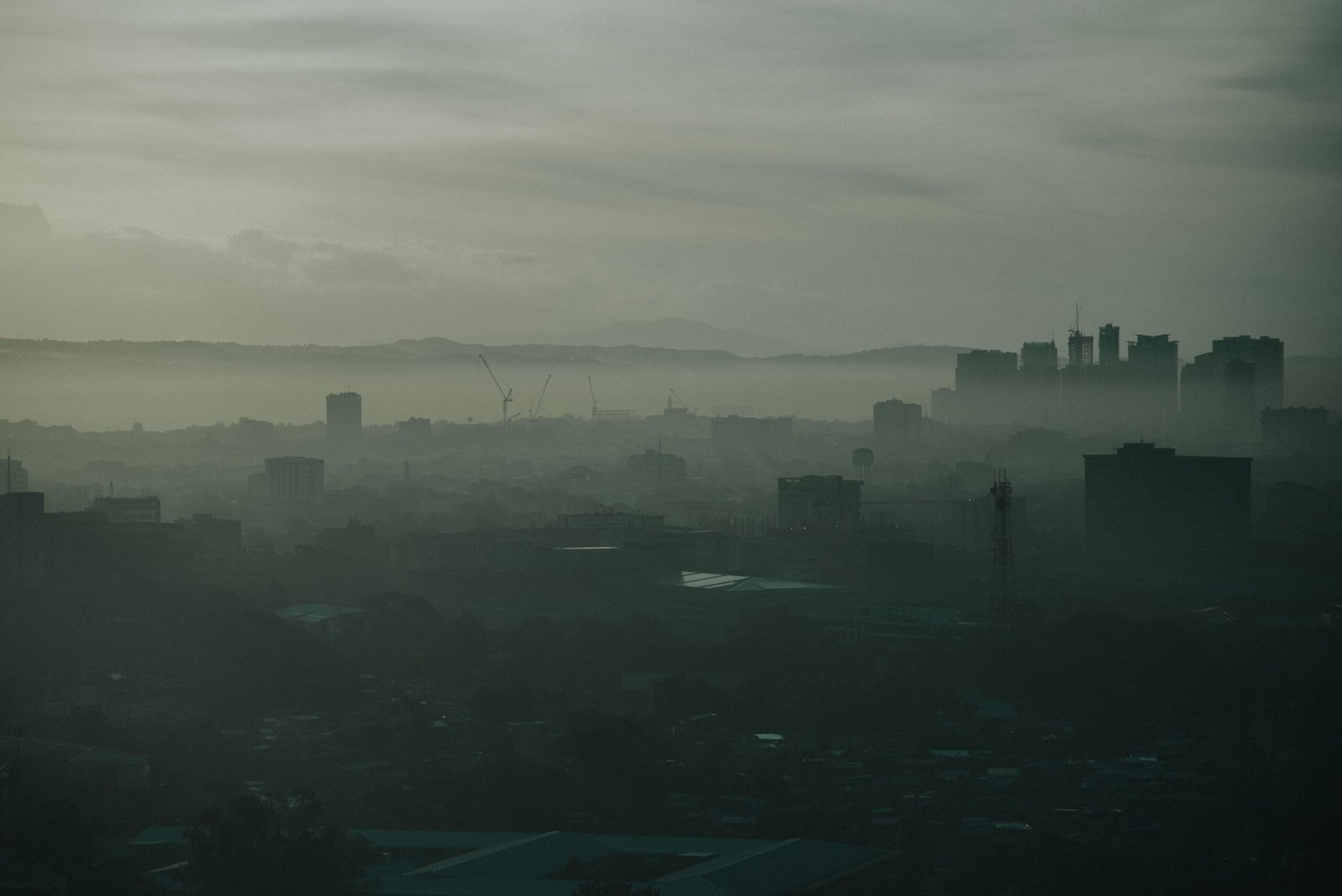 Metro Manila air quality haze blanketing the Quezon City skyline